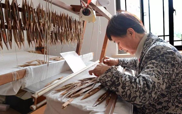 解读《我在故宫修文物》“出门见喜”春联缂丝工艺